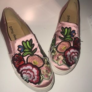 Detailed slip on sneaker